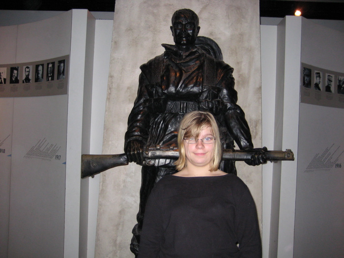 Jessica standing in front of a World War I soldier.